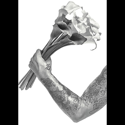 GVL-22SSA-0529 POSTER FLOWER AND ARM WHITE