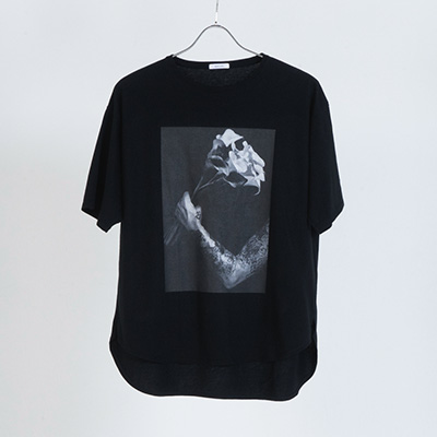 GVL-22SST-0508 S/S TEE FLOWER AND ARM BLACK